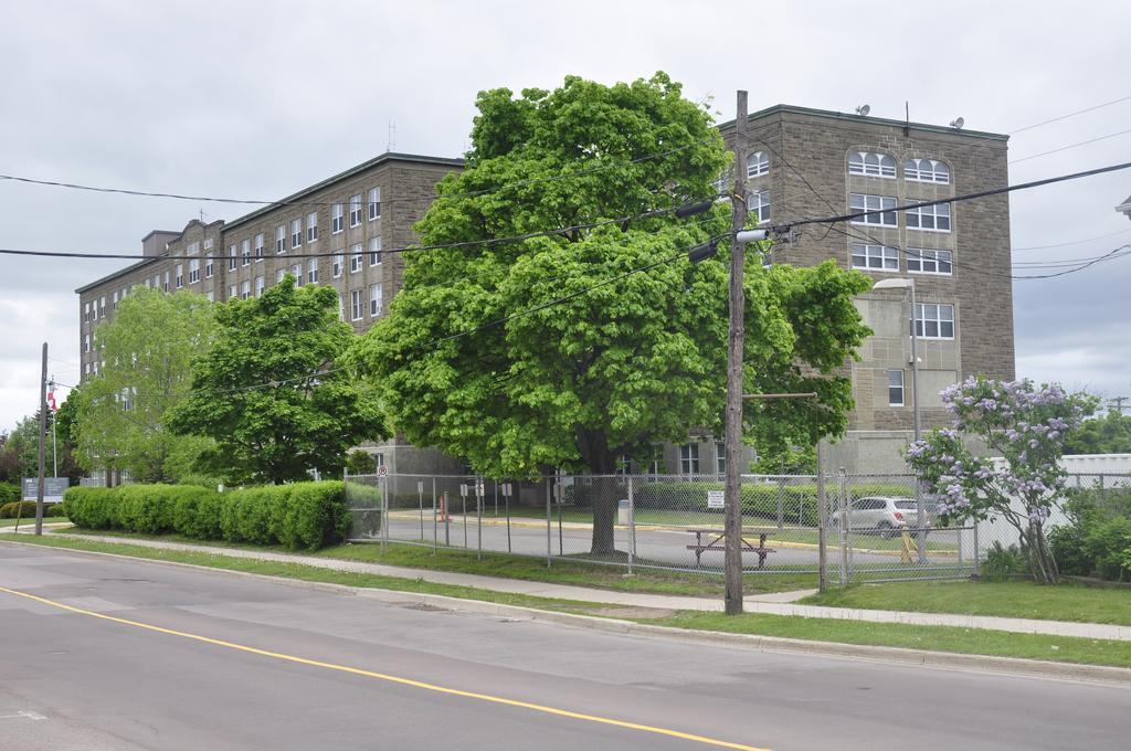 Moncton Suites - Apartments Across Georges Dumont Exterior foto